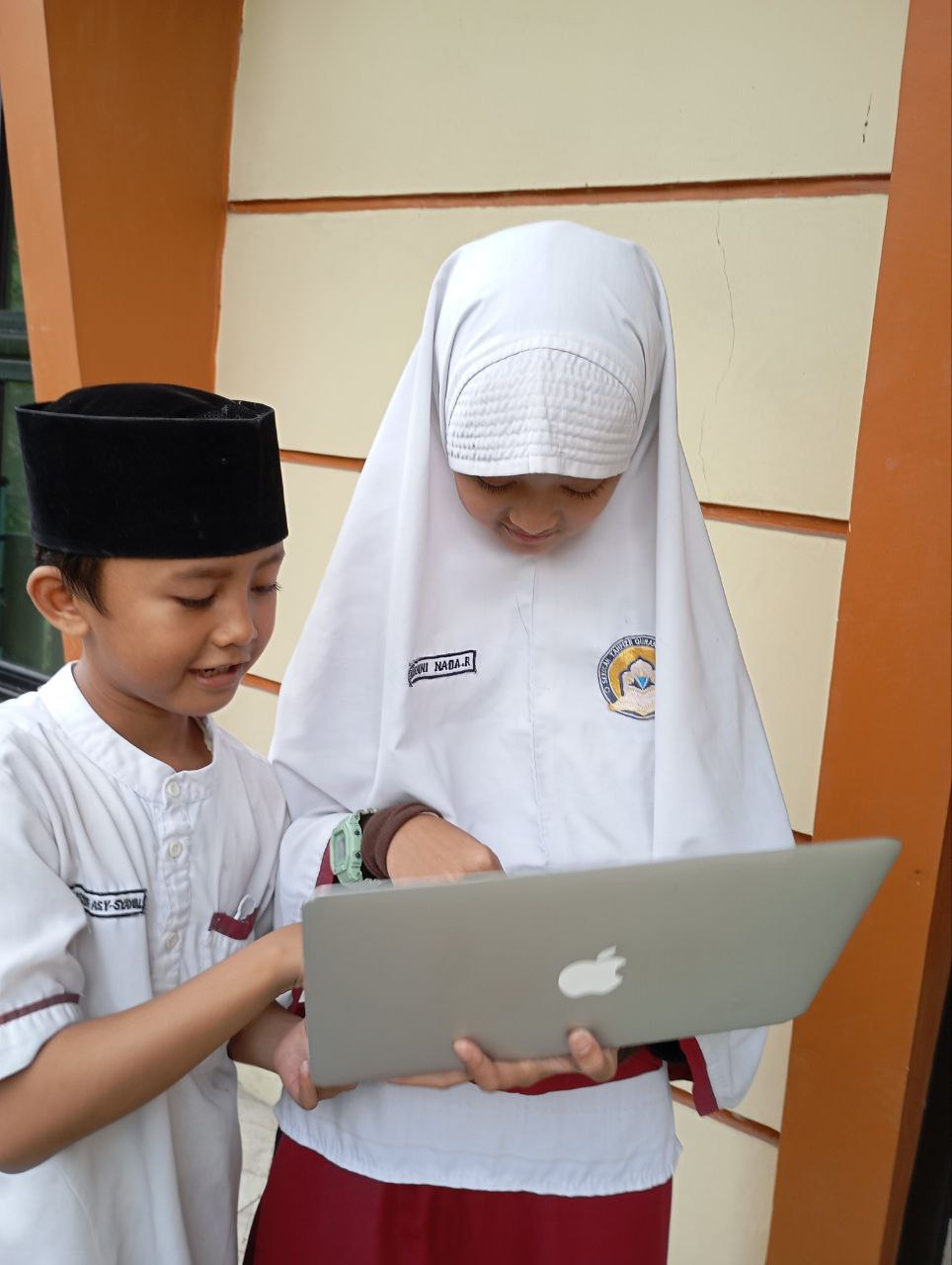 Anak-anak belajar komputer di Digital Skill Course
